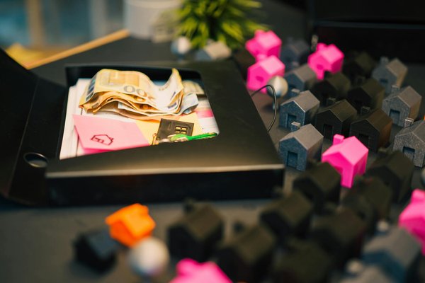 Comment préparer un déménagement pour une famille avec des enfants pratiquant des activités créatives ?